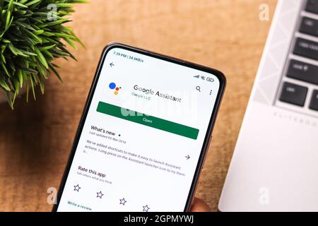 West Bangal, Inde - 28 septembre 2021 : logo Google Assistant sur l'image de stock d'écran du téléphone. Banque D'Images