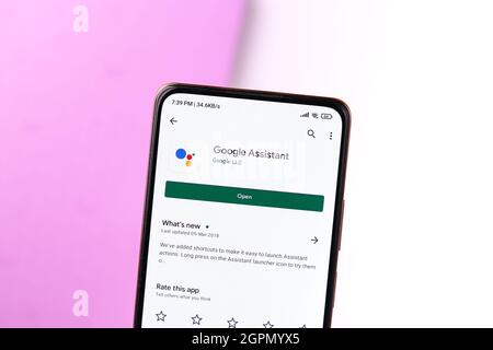 West Bangal, Inde - 28 septembre 2021 : logo Google Assistant sur l'image de stock d'écran du téléphone. Banque D'Images