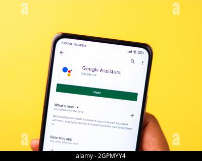 West Bangal, Inde - 28 septembre 2021 : logo Google Assistant sur l'image de stock d'écran du téléphone. Banque D'Images