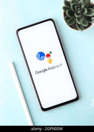 West Bangal, Inde - 28 septembre 2021 : logo Google Assistant sur l'image de stock d'écran du téléphone. Banque D'Images