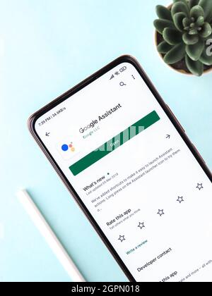 West Bangal, Inde - 28 septembre 2021 : logo Google Assistant sur l'image de stock d'écran du téléphone. Banque D'Images
