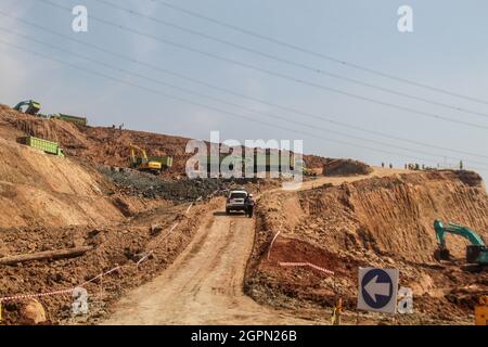 Sumedang, Indonésie. 30 septembre 2021. Vue sur le projet de route à péage de Cisumdawu à Sumedang Regency. La route à péage de Cisumdawu, d'une longueur de 62.01 kilomètres, sera achevée au début de 2022 pour accélérer l'accès de Bandung à l'aéroport international de Java-Ouest à Kertajati, Majalengka. Crédit : SOPA Images Limited/Alamy Live News Banque D'Images