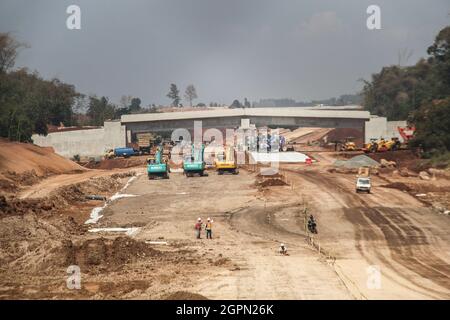 Sumedang, Indonésie. 30 septembre 2021. Vue sur le projet de route à péage de Cisumdawu à Sumedang Regency. La route à péage de Cisumdawu, d'une longueur de 62.01 kilomètres, sera achevée au début de 2022 pour accélérer l'accès de Bandung à l'aéroport international de Java-Ouest à Kertajati, Majalengka. Crédit : SOPA Images Limited/Alamy Live News Banque D'Images