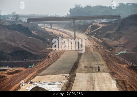 Sumedang, Indonésie. 30 septembre 2021. Vue sur le projet de route à péage de Cisumdawu à Sumedang Regency. La route à péage de Cisumdawu, d'une longueur de 62.01 kilomètres, sera achevée au début de 2022 pour accélérer l'accès de Bandung à l'aéroport international de Java-Ouest à Kertajati, Majalengka. Crédit : SOPA Images Limited/Alamy Live News Banque D'Images