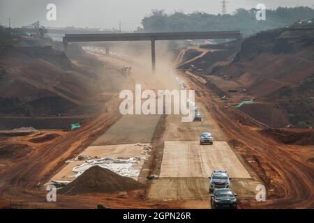 Sumedang, Indonésie. 30 septembre 2021. Vue sur le projet de route à péage de Cisumdawu à Sumedang Regency. La route à péage de Cisumdawu, d'une longueur de 62.01 kilomètres, sera achevée au début de 2022 pour accélérer l'accès de Bandung à l'aéroport international de Java-Ouest à Kertajati, Majalengka. Crédit : SOPA Images Limited/Alamy Live News Banque D'Images