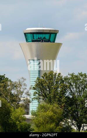 Tour moderne de contrôle de la circulation aérienne à l'aéroport de Farnborough, Hampshire, Royaume-Uni. Conçu par Reid Architecture pour TAG Aviation, avec des arbres dans l'aménagement paysager Banque D'Images