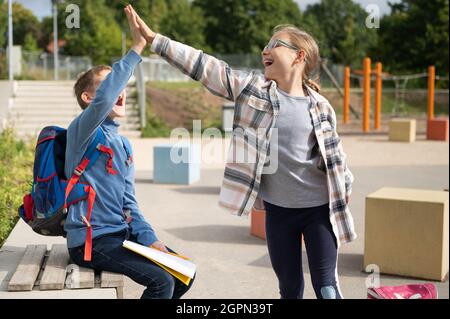 Deux enfants heureux célèbrent le succès de leur équipe après des leçons de plein air Banque D'Images