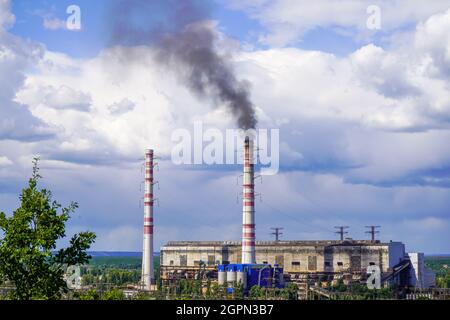 Les tuyaux de la centrale thermique fument. Centrale de Trypillian région de Kiev. Centrale électrique ciel bleu et fumée noire. Banque D'Images