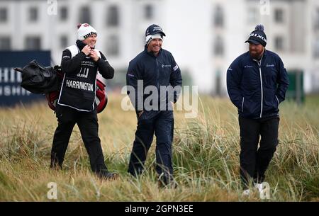 Padraig Harrington (au centre) et Shane Lowry (à droite) descendez du deuxième tee pendant la première journée du championnat Alfred Dunhill Links à Carnoustie. Date de la photo : jeudi 30 septembre 2021. Banque D'Images