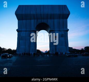 Enveloppé de l'arc de triomphe 2021 par Christo à Paris Banque D'Images