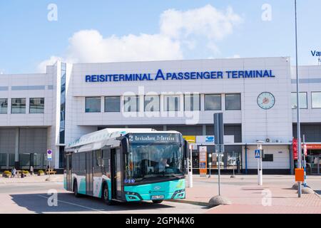 Bus 2, devant le terminal, terminal A, Vanasadam, Vieux Port de la ville, Tallinn, Estonie Banque D'Images