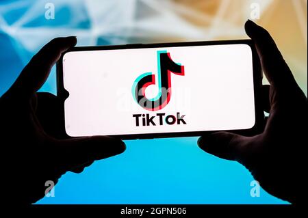 Sur cette photo, un logo TikTok apparaît sur un smartphone. (Photo de Mateusz Slodkowski / SOPA Images / Sipa USA) Banque D'Images