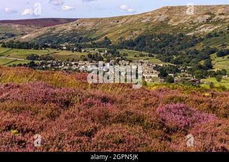 Vue sur le village de Reeth, depuis la lande de Grinton avec la bruyère en fleur. Swaledale, parc national de Yorkshire Dales Banque D'Images