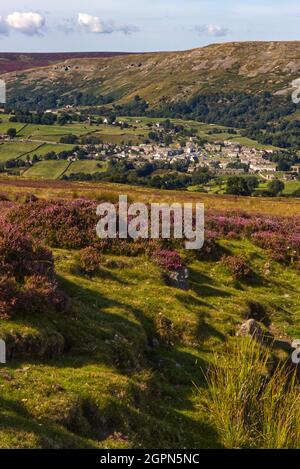 Vue sur le village de Reeth, depuis la lande de Grinton avec la bruyère en fleur. Swaledale, parc national de Yorkshire Dales Banque D'Images