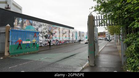 Belfast, Royaume-Uni. 16 septembre 2021. Les portes de sécurité séparent les quartiers protestants et catholiques. Tous les soirs, ils sont fermés pour des raisons de sécurité. Dans le conflit sur les règles post-Brexit, l'Irlande du Nord est devenue l'éternel point de discorde entre Bruxelles et Londres. Cela laisse sa marque dans la région de l'ancienne guerre civile. Les tensions entre protestants et catholiques se sont à nouveau accentuées depuis le Brexit. (À dpa 'du monstre de l'UE et des gagnants du Brexit - l'Irlande du Nord entre les fronts') Credit: Larissa Schwedes/dpa/Alamy Live News Banque D'Images