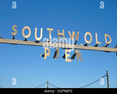 Panneau Southwold Pier dans la soirée soleil d'été et ciel bleu à la ville de bord de mer de Southwold sur la côte du patrimoine Suffolk dans le Suffolk est Angleterre Royaume-Uni Banque D'Images