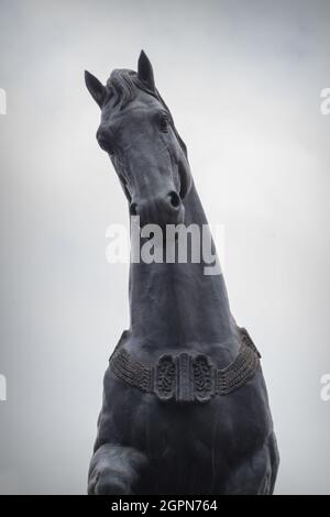 Gros plan sur la célèbre statue de Kala Ghoda, symbole du patrimoine de Mumbai, Inde Banque D'Images