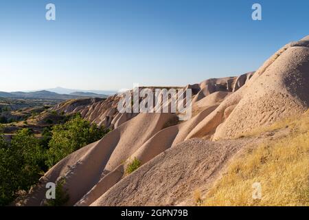 Magnifique paysage de coucher de soleil avec typique géologique des formations de roche molle modèle dans le plateau de la Cappadoce Turquie Banque D'Images