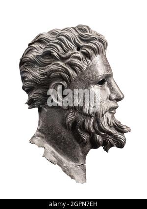 vue de face de l'ancien baselef métallique foncé d'un beau homme avec une barbe qui regarde vers l'avant isolée sur fond blanc Banque D'Images
