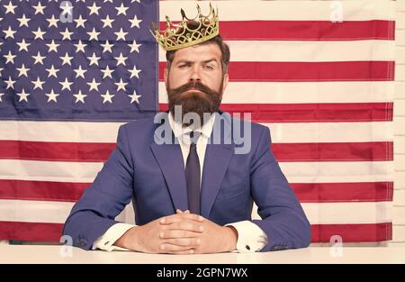 Homme d'affaires de bonne réputation homme assis bureau drapeau américain arrière-plan, grand concept de patron Banque D'Images