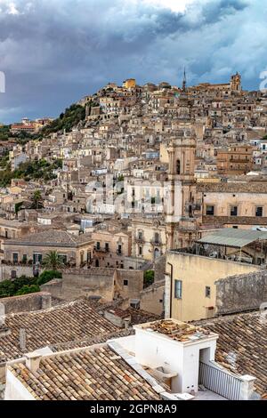 Vue sur la ville de Modica en Sicile. Banque D'Images