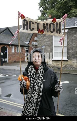 Beverley, Royaume-Uni. 30 septembre 2021. Les manifestants se réunissent à l'extérieur des bureaux du Conseil de l'East Riding of Yorkshire en attendant une décision imminente concernant la demande de planification controversée de Rathlin Energy (UK) Ltd pour la production de pétrole à long terme et six nouveaux puits à West Newton dans l'East Riding of Yorkshire. Crédit : Barry Anson/Alamy Live News Banque D'Images
