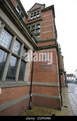 Beverley, Royaume-Uni. 30 septembre 2021. Les manifestants se réunissent à l'extérieur des bureaux du Conseil de l'East Riding of Yorkshire en attendant une décision imminente concernant la demande de planification controversée de Rathlin Energy (UK) Ltd pour la production de pétrole à long terme et six nouveaux puits à West Newton dans l'East Riding of Yorkshire. Crédit : Barry Anson/Alamy Live News Banque D'Images