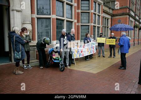 Beverley, Royaume-Uni. 30 septembre 2021. Les manifestants se réunissent à l'extérieur des bureaux du Conseil de l'East Riding of Yorkshire en attendant une décision imminente concernant la demande de planification controversée de Rathlin Energy (UK) Ltd pour la production de pétrole à long terme et six nouveaux puits à West Newton dans l'East Riding of Yorkshire. Crédit : Barry Anson/Alamy Live News Banque D'Images