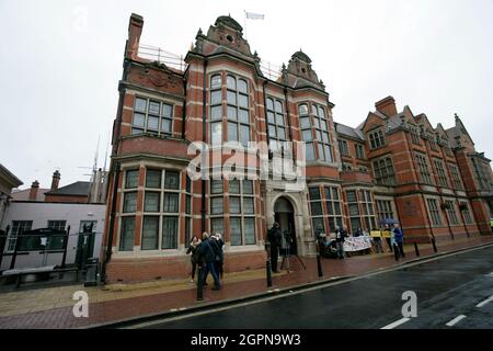 Beverley, Royaume-Uni. 30 septembre 2021. Les manifestants se réunissent à l'extérieur des bureaux du Conseil de l'East Riding of Yorkshire en attendant une décision imminente concernant la demande de planification controversée de Rathlin Energy (UK) Ltd pour la production de pétrole à long terme et six nouveaux puits à West Newton dans l'East Riding of Yorkshire. Crédit : Barry Anson/Alamy Live News Banque D'Images