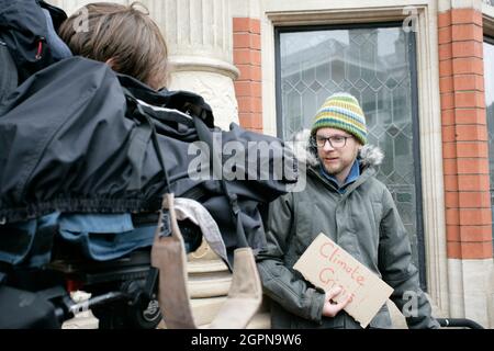 Beverley, Royaume-Uni. 30 septembre 2021. Les manifestants se réunissent à l'extérieur des bureaux du Conseil de l'East Riding of Yorkshire en attendant une décision imminente concernant la demande de planification controversée de Rathlin Energy (UK) Ltd pour la production de pétrole à long terme et six nouveaux puits à West Newton dans l'East Riding of Yorkshire. Crédit : Barry Anson/Alamy Live News Banque D'Images