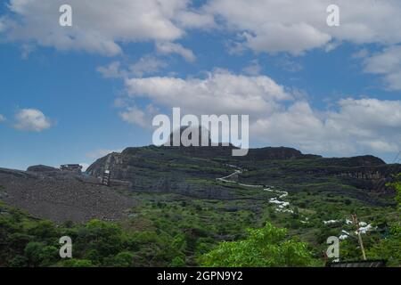 Colline de Mangi Tungi et escaliers menant au sommet, Mangi Tungi, Nashik, Maharashtra, Inde. Pic proéminent à deux pinnacles avec plateau entre les deux. Banque D'Images