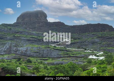 Colline de Mangi Tungi et escaliers menant au sommet, Mangi Tungi, Nashik, Maharashtra, Inde. Pic proéminent à deux pinnacles avec plateau entre les deux. Banque D'Images