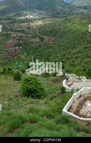 Vue sur les collines escalier menant au village de Shevare, Mangi Tungi, Nashik, Maharashtra, Inde. Banque D'Images