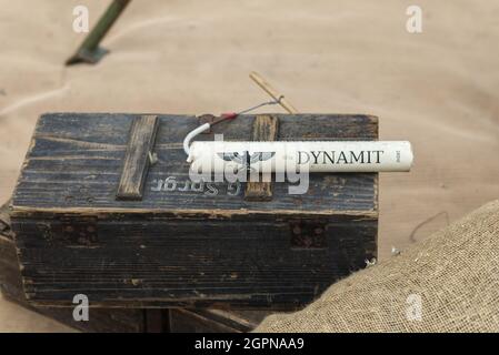 325g de bâton de dynamite avec l'aigle accrochant une croix sur une boîte en bois allemand Banque D'Images