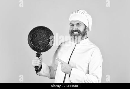 cuisine dans la cuisine. Chef en soupe uniforme. Cuisine du restaurant. Déjeuner. Mon métier. baker avec casserole. Restauration. Le chef tient Banque D'Images