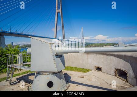 Arme de batterie côtière dans la forteresse de Vladivostok et le pont de Cable-reseed. Île de russe, Vladivostok, Russie Banque D'Images