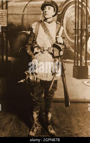 Une vieille photo de la star de la salle de musique populaire Vesta Tilley en uniforme militaire de la première Guerre mondiale. Banque D'Images