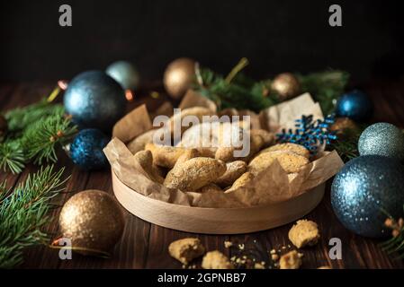 Biscuits maison aux noix de Noël croissant de vanille avec sucre en poudre dans les décorations de Noël. Concept de fête du nouvel an et de Noël. Copier l'espace. S Banque D'Images