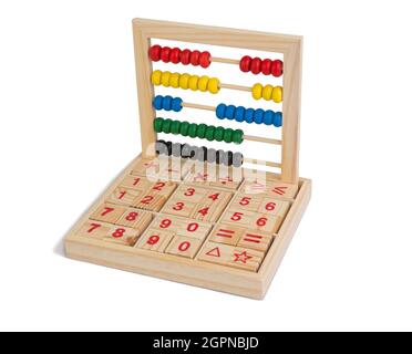 abacus coloré avec des symboles et des chiffres blocs de bois. Jouets éducatifs isolés sur fond blanc. Banque D'Images