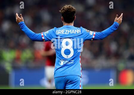 Antoine Griezmann du Club Atletico de Madrid gestes lors du match de l'UEFA Champions League Groupe B entre l'AC Milan et le Club Atletico de Madrid au Stadio Giuseppe Meazza le 28 septembre 2021 à Milan, Italie . Banque D'Images