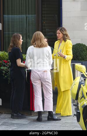 Trinny Woodall à Londres promouvoir le lancement de la nouvelle gamme de maquillage dans un costume jaune canari Banque D'Images