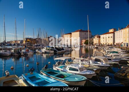 Piran, Slovénie - 23 août 2016: Soirée dans le port de plaisance de Piran.le beau port de Piran est proche de l'entrée de la vieille ville. Banque D'Images