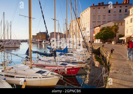 Piran, Slovénie - 23 août 2016: Soirée dans le port de plaisance de Piran.le beau port de Piran est proche de l'entrée de la vieille ville. Banque D'Images