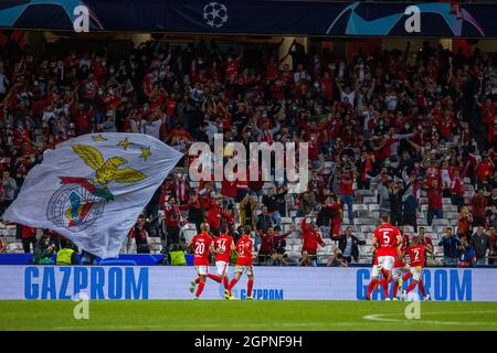 Lisbonne, Portugal. 29 septembre 2021. L'équipe de SL Benfica fête lors du match E de l'UEFA Champions League entre SL Benfica et le FC Barcelone à Estádio do Sport Lisboa e Benfica.final score; Benfica 3:0 Barcelone. Crédit : SOPA Images Limited/Alamy Live News Banque D'Images