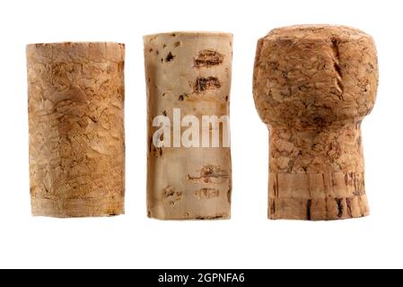 Bouchons à vin isolés sur fond blanc. Gros plan de trois types de bouchons différents sur une ligne Banque D'Images