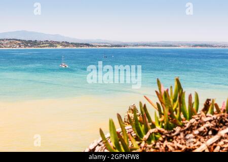 Paysage de la côte et des bateaux à l'océan Atlantique en Algarve, Portugal Banque D'Images