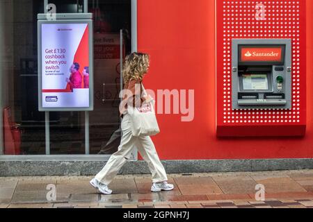 Santander Bank offre Cashback à Fishergate Preston, Lancashire.Météo au Royaume-Uni 30 septembre 2021 ; magasins, shopping lors d'une journée humide et venteuse dans le centre-ville.Crédit : MediaWorld Images/AlamyLiveNews Banque D'Images