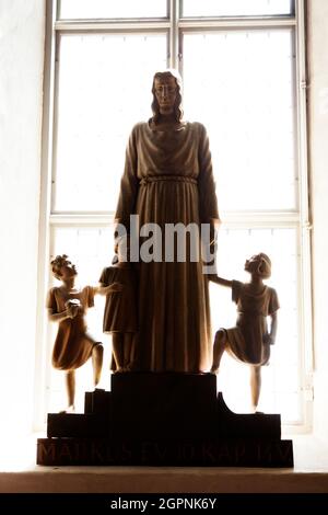 Nordmaling, Norrland Suède - 10 juin 2021 : une statue de Jésus avec des enfants en contre-jour Banque D'Images