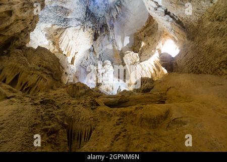 Vue de l'intérieur de la Grotte des Demoiselles, grande grotte dans la vallée du sud de la France Herault Banque D'Images