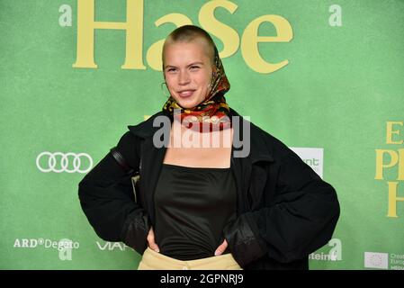 Cologne, Allemagne. 28 septembre 2021. L'actrice Emilia Nöth vient à la première de film du BEST-seller adaptation de film "c'est juste une phase, lapin" dans le Filmpalast Cineplex crédit: Horst Galuschka/dpa/Horst Galuschka dpa/Alamy Live News Banque D'Images